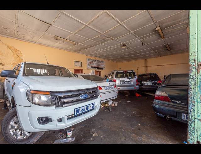 725M² BUILDING FOR SALE IN SPRINGS CENTRAL